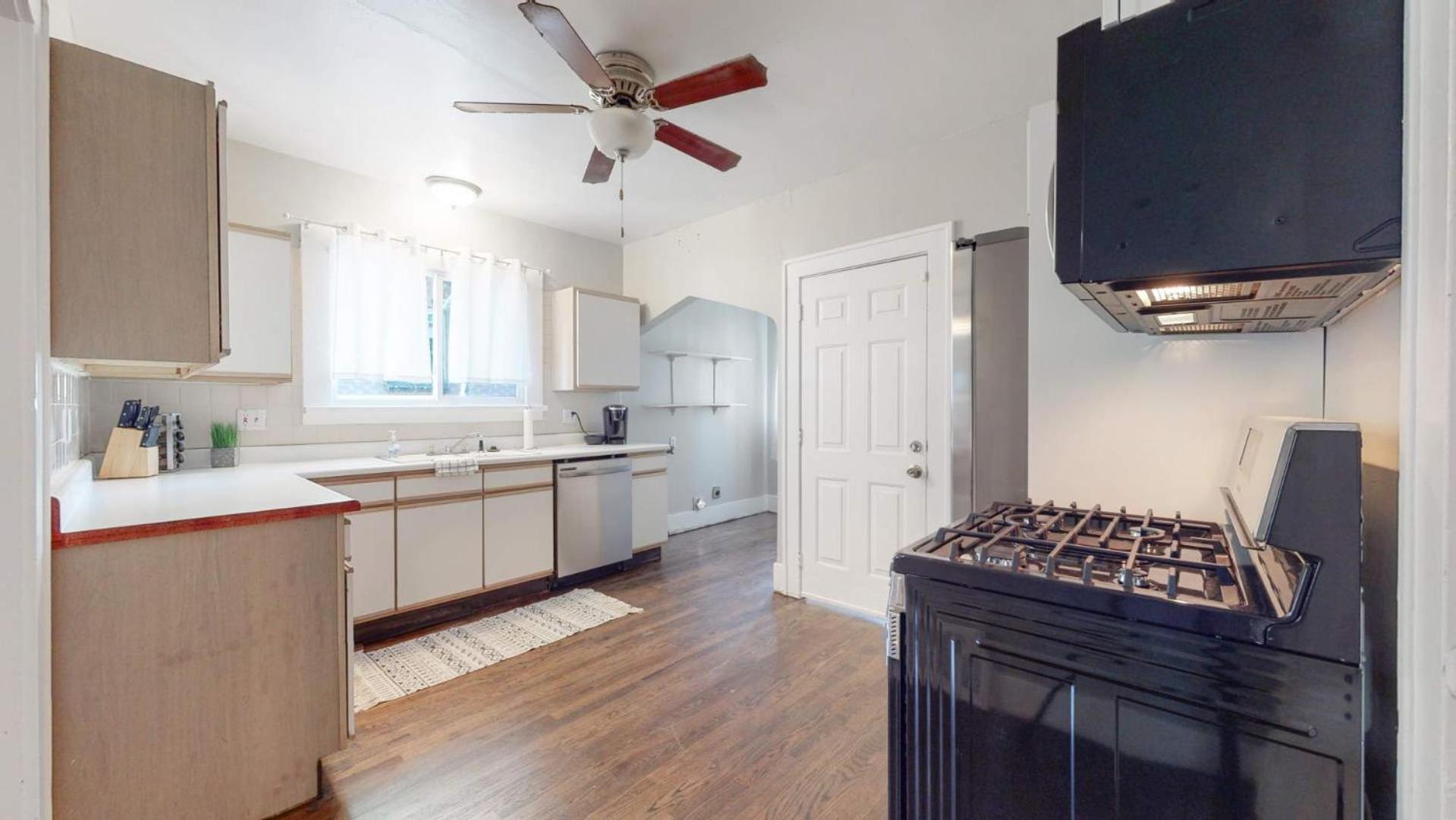 Chic Family Retreat Free Parking & Prime Location *