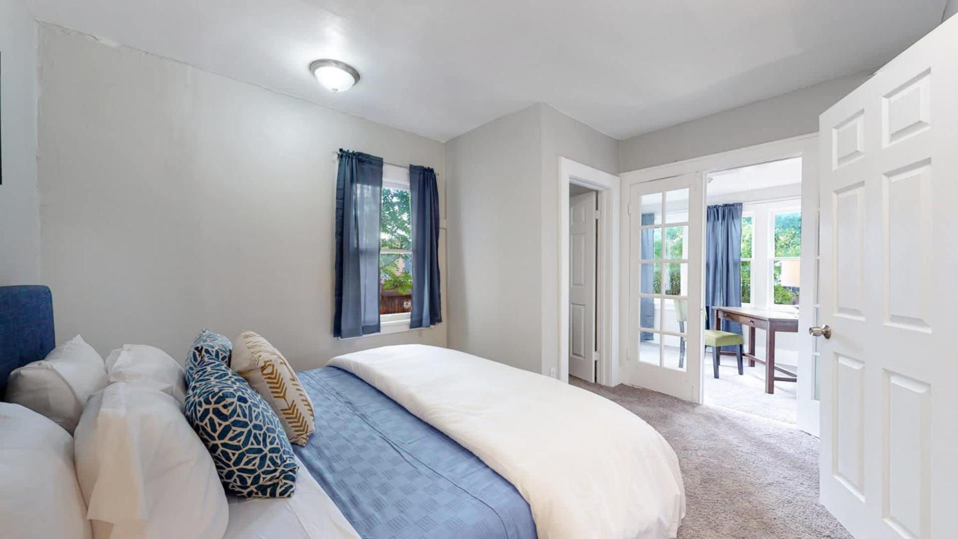 Chic Family Retreat Free Parking & Prime Location