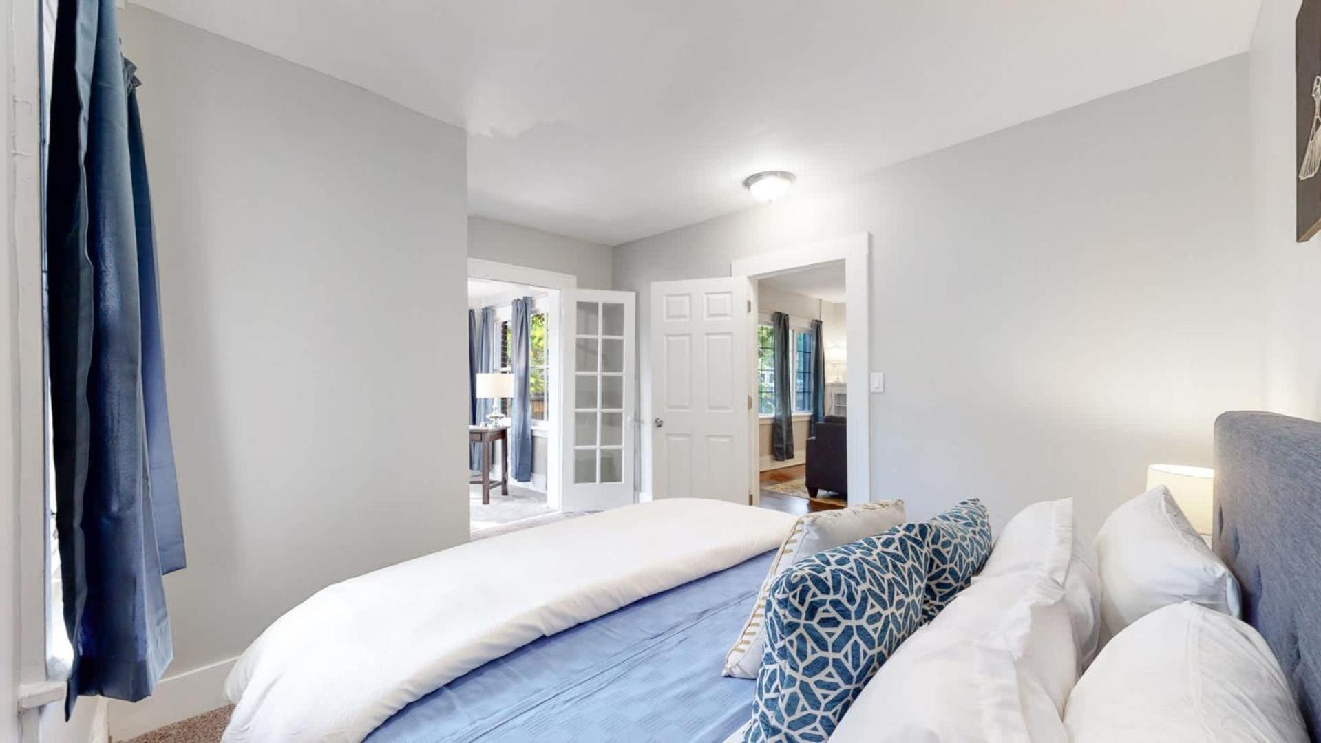 Chic Family Retreat Free Parking & Prime Location Holiday home