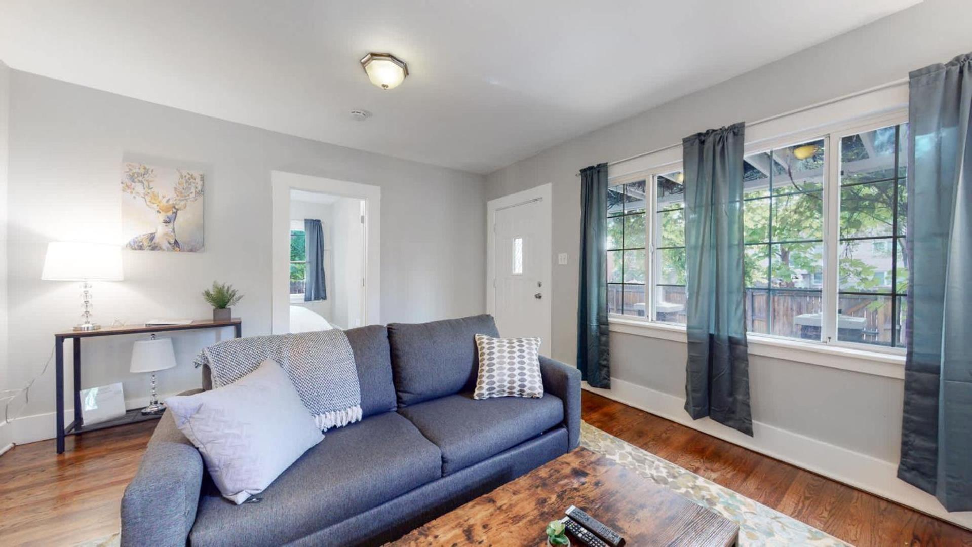 Chic Family Retreat Free Parking & Prime Location Holiday home