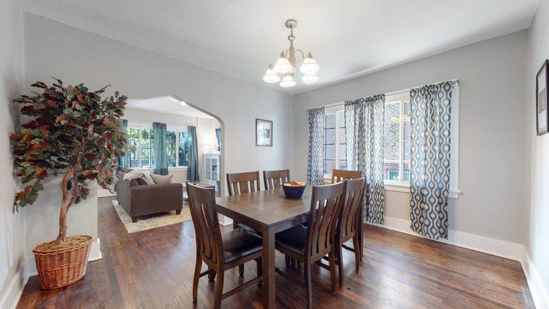 Chic Family Retreat Free Parking & Prime Location Holiday home *