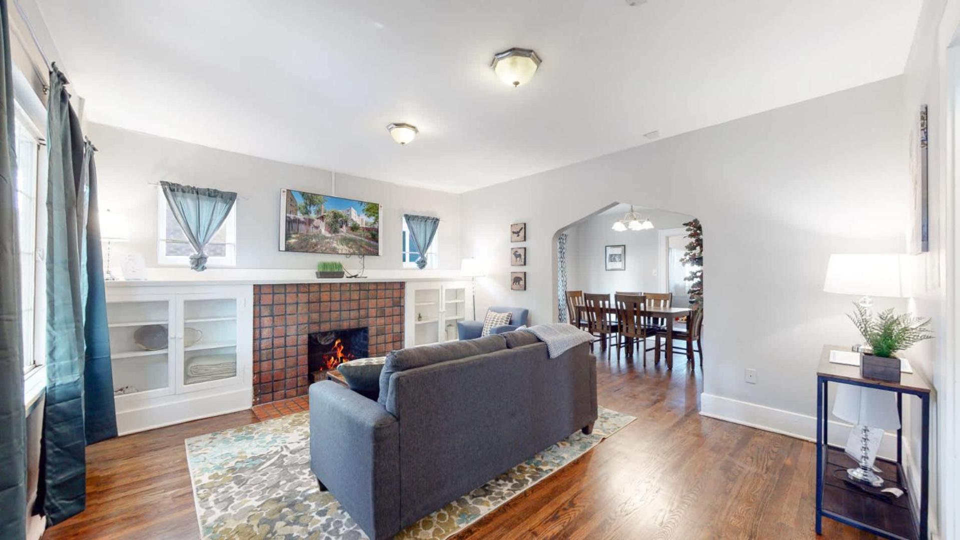 Chic Family Retreat Free Parking & Prime Location Holiday home